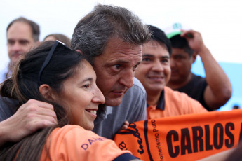 Misiones.- En la foto tomada el 18 de septiembre de 2023, el ministro de Economía y candidato presidencial de Unión por la Patria (UxP), Sergio Massa, volvió a defender el federalismo y el rol del Estado nacional, y en este sentido advirtió que la iniciativa de Javier Milei de eliminar la coparticipación es dejar a las provincias “a la buena de Dios”, sin posibilidad de afrontar las inversiones y los proyectos que tienen en marcha, dijo durante un acto en Misiones.