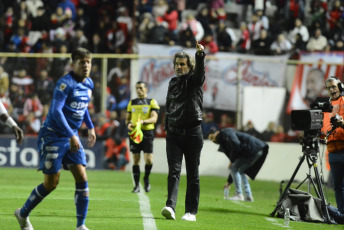 Santa Fe de la Vera Cruz, Argentina.- En las fotos tomadas el 4 de septiembre del 2023, durante el partido entre Unión y San Lorenzo en el duelo que cerró la tercera fecha de la Copa de la Liga Profesional (LPF) en el Estadio15 de Abril. Unión de Santa Fe (5 puntos) empató 1-1 con San Lorenzo (5), que terminó con dos jugadores menos. El delantero paraguayo Adam Bareiro (Pt. 24m.) abrió la cuenta para el Ciclón; mientras que el atacante Gonzalo Morales (St. 31m.), estableció la paridad para el elenco santafesino.