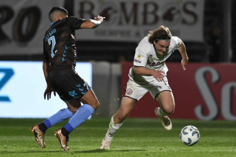 Buenos Aires, Argentina.- In the photos taken on September 14, 2023, during the match between Platense and Lanús in a match valid for the fourth date of Zone B of the League Cup at the Ciudad de Vicente López Stadium. Platense reversed the result against Lanús, won 2-1 and started ahead thanks to Loco Díaz's goal. However, in the second half, Calamar turned the game around with goals from Vázquez and Ocampo. Thus, they achieved their first victory in the League Cup.