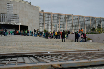 San Luis, Argentina.- En las fotos tomadas el 13 de septiembre del 2023, beneficiarios de planes sociales de San Luis bloquearon accesos y quemaron cubiertas frente a la Legislatura provincial cuando los parlamentarios rechazaron el proyecto que permitía al Ejecutivo local contratarlos como empleados públicos. El proyecto, tenía por objeto incorporar a la administración pública provincial a beneficiarios de planes sociales que prestaban labores en entidad públicas pero no tenían un contrato de trabajo.