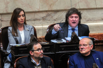 Buenos Aires, Argentina.- En las fotos tomadas el 19 de septiembre del 2023, la Cámara de Diputados debatió el proyecto de ley de la reforma del Impuesto a las Ganancias elaborado por el Poder Ejecutivo, cuya sanción quedó asegurada dado que el Frente de Todos construyó una mayoría con bloques provinciales y los libertarios. El diputado y candidato presidencial de La Libertad Avanza, Javier Milei (atrás, derecha), votó a favor, sin embargo agregó que con la iniciativa, el gobierno "va intentar sacar un rédito electoral".