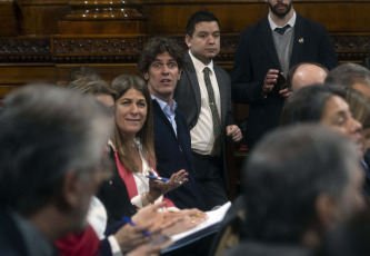 Buenos Aires.- En la foto tomada el 13 de septiembre de 2023, el presidente de la Comisión de Legislación Generl, Daniel Bensusán, durante el debate del proyecto que reforma la Ley de Alquileres que obtuvo hoy dictamen de las Comisiones de Legislación General y de Presupuesto y Hacienda y está lista para ser debatida en una sesión que podría llevarse a cabo la semana que viene.