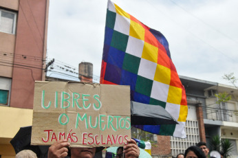 Jujuy, Argentina.- En las fotos tomadas el 18 de septiembre del 2023, comunidades indígenas que integran el Tercer Malón de la Paz marcharon en Jujuy en repudio a la reforma Constitucional y anunciaron que presentarán pedidos a los diferentes bloques legislativos para que se abstengan de sesionar por proyectos vinculados con la iniciativa oficial. La reforma, impulsada por el gobernador Gerardo Morales, fue aprobada y jurada el 20 de junio, cuando se desató una brutal represión policial contra manifestantes que causó numerosos detenidos y heridos.