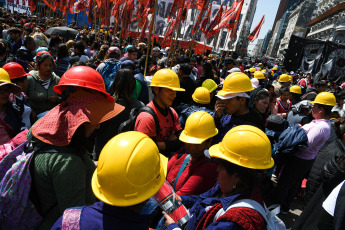 Buenos Aires, Argentina.- En las fotos tomadas el 27 de septiembre del 2023, militantes de la agrupación Libres del Sur y las organizaciones sociales nucleadas en el bloque de Unidad Piquetera se manifestaron en el Ministerio de Trabajo, en reclamo de un aumento del salario mínimo, al considerar que se encuentra "debajo del nivel de indigencia" y que su incremento "es una responsabilidad directa del Gobierno".