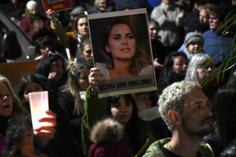 Buenos Aires, Argentina.- En las fotos tomadas el 6 de septiembre del 2023, muestra una concentración pacífica protagonizada por decenas de personas y varias figuras mediáticas, que se manifestaron frente a la vivienda del cirujano Aníbal Lotocki, donde pidieron "Justicia para Silvina Luna y todas las víctimas". En su gran mayoría había mujeres, pero también hombres que manifestaron su dolor y su indignación ante la muerte de Silvina Luna y Mariano Caprarola, ocurridas en el término de las últimas dos semanas.