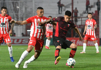 Córdoba, Argentina.- En las fotos tomadas el 20 de septiembre del 2023, durante el partido entre Instituto y Colón por la jornada 5 de la Copa de la Liga en el Estadio Monumental Presidente Perón. Instituto venció por 3-1 a Colón como local. Para Instituto los goles fueron marcados por Adrián Martínez (a los 11, 71 minutos) y Nicolás Barrientos (a los 93 minutos). Para Colón el gol fue marcado por Ramón Ábila (a los 7 minutos).