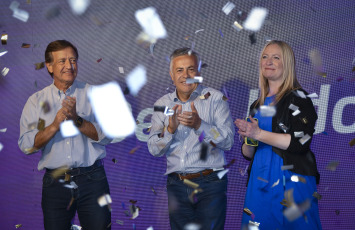 Mendoza, Argentina.- En las fotos tomadas el 24 de septiembre del 2023, el senador, Alfredo Cornejo (centro), del Frente Cambia Mendoza, se declaró vencedor en las elecciones de gobernador de la provincia y agradeció "haber sido electo por el voto popular de los vecinos", a la vez que pidió el voto para la candidata presidencial de Juntos por el Cambio, Patricia Bullrich, en las generales de octubre próximo.