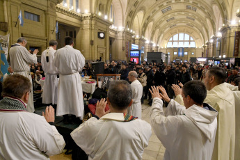 Buenos Aires, Argentina.- En las fotos tomadas el 26 de septiembre del 2023, el arzobispo de Buenos Aires, monseñor Jorge García Cuerva, celebró en Plaza Constitución una misa en solidaridad con las víctimas de trata de personas, con el lema "Por una sociedad sin esclavos ni excluidos". Se trata de una tradicional celebración que ya lleva 16 años consecutivos y que fue impulsada en sus inicios por el entonces arzobispo porteño Jorge Bergoglio, hoy papa Francisco.