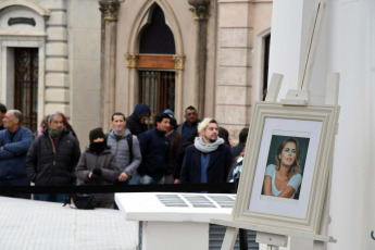 Buenos Aires, Argentina.- En las fotos tomadas el 6 de septiembre del 2023, familiares y amigos despidieron los restos de Silvina Luna en el Panteón de Actores del Cementerio de Chacarita en Buenos Aires. A casi una semana de su muerte, se realizó la despedida a la modelo y actriz Silvina Luna que falleció el jueves pasado a los 43 años tras las complicaciones de salud que le produjo una intervención estética y mala praxis del cirujano Aníbal Lotocki en 2011.