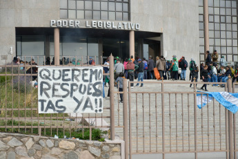 San Luis, Argentina.- En las fotos tomadas el 13 de septiembre del 2023, beneficiarios de planes sociales de San Luis bloquearon accesos y quemaron cubiertas frente a la Legislatura provincial cuando los parlamentarios rechazaron el proyecto que permitía al Ejecutivo local contratarlos como empleados públicos. El proyecto, tenía por objeto incorporar a la administración pública provincial a beneficiarios de planes sociales que prestaban labores en entidad públicas pero no tenían un contrato de trabajo.