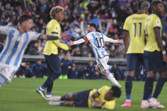 Buenos Aires.- En la foto tomada el 7 de septiembre de 2023, con gol de Lionel Messi de tiro libre, Argentina le gana 1 a 0 a Ecuador. Argentina, el campeón mundial liderado por su capitán Lionel Messi, inicia esta noche su camino hacia la defensa del título en el Mundial 2026 de Estados Unidos, México y Canadá, cuando reciba a Ecuador en el estadio Monumental.