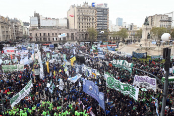 Buenos Aires, Argentina.- En las fotos tomadas el 19 de septiembre del 2023, el movimiento obrero se movilizó al Congreso en apoyo a la eliminación del impuesto a las Ganancias. La CGT y las CTA Autónoma y de los Trabajadores, así como una variada gama de espacios sindicales como la CATT, el Fresimona y la Corriente Federal (CFT), se movilizaron para apoyar el análisis y aprobación del proyecto de ley de eliminación del Impuesto a las Ganancias para la cuarta categoría que se tratará en la Cámara de Diputados.