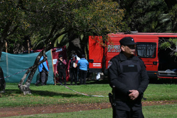 Buenos Aires, Argentina.- En las fotos tomadas el 25 de septiembre del 2023, el cadáver de un hombre mayor de edad fue hallado en uno de los lagos de la zona de los bosques del barrio porteño de Palermo y se investigan las causas del deceso, informaron fuentes policiales. Además, confirmaron que no se encontraron lesiones visibles en el cuerpo.