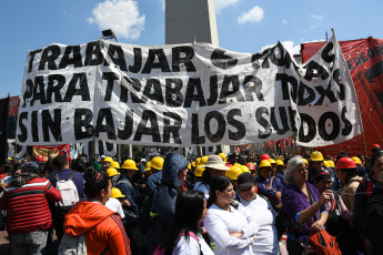 Buenos Aires, Argentina.- En las fotos tomadas el 27 de septiembre del 2023, militantes de la agrupación Libres del Sur y las organizaciones sociales nucleadas en el bloque de Unidad Piquetera se manifestaron en el Ministerio de Trabajo, en reclamo de un aumento del salario mínimo, al considerar que se encuentra "debajo del nivel de indigencia" y que su incremento "es una responsabilidad directa del Gobierno".