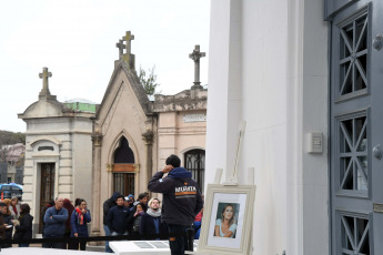 Buenos Aires, Argentina.- En las fotos tomadas el 6 de septiembre del 2023, familiares y amigos despidieron los restos de Silvina Luna en el Panteón de Actores del Cementerio de Chacarita en Buenos Aires. A casi una semana de su muerte, se realizó la despedida a la modelo y actriz Silvina Luna que falleció el jueves pasado a los 43 años tras las complicaciones de salud que le produjo una intervención estética y mala praxis del cirujano Aníbal Lotocki en 2011.