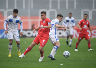 Mendoza, Argentina.- En las fotos tomadas el 17 de septiembre del 2023, durante el partido entre Godoy Cruz y Belgrano por la cuarta fecha de la Zona B de la Copa de la Liga en el Estadio Malvinas Argentinas. Godoy Cruz de Mendoza igualó sin goles con Belgrano de Córdoba en un encuentro marcado por la violencia, ya que hubo incidentes dentro y fuera del estadio. Hubo disparos, gases, corridas, piedrazos y familias amontonadas en la tribuna popular que fueron trasladados a la platea lindante.