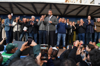 Buenos Aires, Argentina.- En las fotos tomadas el 11 de septiembre del 2023, el ministro de Economía, Sergio Massa (centro), anunció en Plaza de Mayo ante una multitud de trabajadores que a partir del 1 de octubre próximo el nuevo piso del Impuesto a las Ganancias subirá hasta 1.770.000 pesos mensuales, lo que reducirá su impacto en los sueldos y las jubilaciones, todo con ajustes semestrales.