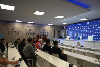 Buenos Aires, Argentina.- En las fotos tomadas el 10 de septiembre del 2023, el director técnico del seleccionado argentino, Lionel Scaloni, brinda una conferencia de prensa. Scaloni, confirmó que el capitán Lionel Messi será parte del plantel que viajará a La Paz para enfrentar a Bolivia el martes, por la segunda fecha de las Eliminatorias Sudamericanas para el Mundial 2026.