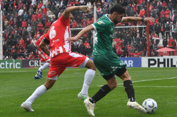 Córdoba, Argentina.- En las fotos tomadas el 3 de septiembre del 2023, durante el partido entre Banfield e Instituto de Córdoba en encuentro válido por la tercera fecha de la zona A de la Copa de la Liga Profesional de Fútbol de Primera División en el Estadio Monumental Presidente Perón. Banfield se encontró con un agónico gol en tiempo de descuento con una gran definición de Gerónimo Rivera y superó a Instituto de Córdoba por 1 a 0.