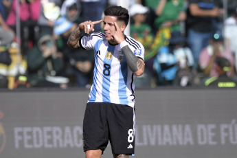 La Paz - In the photo of September 12, 2023, Enzo Fernandez celebrates the first goal of Argentina's national team, which, without Lionel Messi among the available players, will face Bolivia at the Hernando Siles stadium in La Paz, located at 3,650 meters above sea level, on the second day of the South American qualifiers for the 2026 World Cup, on September 12, 2023.