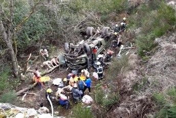 Neuquén, Argentina.- En las fotos tomadas el 21 de septiembre del 2023, muestra el lugar donde ocurrió un accidente tras el volcamiento de un camión militar en la ruta provincial 62, cerca de la turística ciudad de Neuquén. Al menos cuatro soldados murieron y 18 resultaron heridos en el accidente. En un comunicado el Ejército de Argentina, detalló que el accidente ocurrió cuando elementos del regimiento militar eran transportados por una ruta local hacia el cuartel de la contingente.