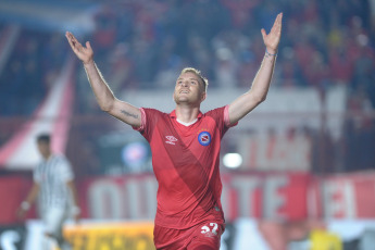 Buenos Aires, Argentina.- En las fotos tomadas el 21 de septiembre del 2023, durante el partido entre Argentinos Juniors y Talleres de Córdoba en el Estadio Diego Armando Maradona por la quinta fecha de la Zona A de la Copa de la Liga. Argentinos logró un importante triunfo ante Talleres, venció 3-1 y se subió a la punta de la Zona A -la comparte con Independiente- de la Copa de la Liga Profesional. El Bicho suma dos victorias consecutivas desde la llegada de Pablo Guede.