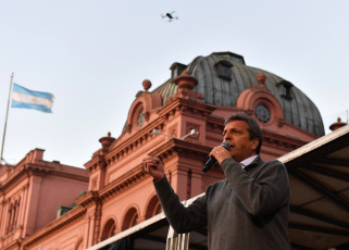 Buenos Aires, Argentina.- En las fotos tomadas el 11 de septiembre del 2023, el ministro de Economía, Sergio Massa (foto), anunció en Plaza de Mayo ante una multitud de trabajadores que a partir del 1 de octubre próximo el nuevo piso del Impuesto a las Ganancias subirá hasta 1.770.000 pesos mensuales, lo que reducirá su impacto en los sueldos y las jubilaciones, todo con ajustes semestrales.