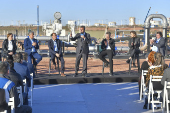 Neuquén, Argentina.- En las fotos tomadas el 26 de septiembre del 2023, el ministro de Economía y candidato presidencial, Sergio Massa (centro) durante un acto en el oleoducto Vaca Muerta. Massa, anunció la puesta en marcha, desde octubre y extensible hasta fin de noviembre, de un esquema de dólar diferencial para los exportadores de hidrocarburos de la cuenca de Vaca Muerta y buscará así impulsar la liquidación de unos USD 1.200 millones.