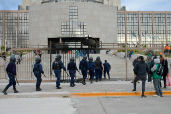 San Luis, Argentina.- En las fotos tomadas el 13 de septiembre del 2023, beneficiarios de planes sociales de San Luis bloquearon accesos y quemaron cubiertas frente a la Legislatura provincial cuando los parlamentarios rechazaron el proyecto que permitía al Ejecutivo local contratarlos como empleados públicos. El proyecto, tenía por objeto incorporar a la administración pública provincial a beneficiarios de planes sociales que prestaban labores en entidad públicas pero no tenían un contrato de trabajo.