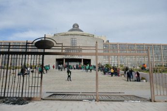 San Luis, Argentina.- En las fotos tomadas el 13 de septiembre del 2023, beneficiarios de planes sociales de San Luis bloquearon accesos y quemaron cubiertas frente a la Legislatura provincial cuando los parlamentarios rechazaron el proyecto que permitía al Ejecutivo local contratarlos como empleados públicos. El proyecto, tenía por objeto incorporar a la administración pública provincial a beneficiarios de planes sociales que prestaban labores en entidad públicas pero no tenían un contrato de trabajo.