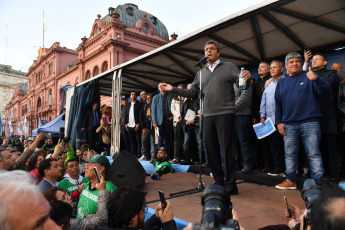 Buenos Aires, Argentina.- En las fotos tomadas el 11 de septiembre del 2023, el ministro de Economía, Sergio Massa (centro), anunció en Plaza de Mayo ante una multitud de trabajadores que a partir del 1 de octubre próximo el nuevo piso del Impuesto a las Ganancias subirá hasta 1.770.000 pesos mensuales, lo que reducirá su impacto en los sueldos y las jubilaciones, todo con ajustes semestrales.