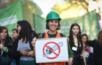 Buenos Aires, Argentina.- En las fotos tomadas el 28 de septiembre del 2023, miles de mujeres, diversidades, activistas independientes y organizaciones marcharon desde Plaza de Mayo hasta el Congreso en defensa del "aborto seguro y gratuito, por la ESI y por vidas dignas", "contra las derechas, el ajuste y el Fondo Monetario Internacional (FMI)", bajo el grito "la libertad es nuestra".