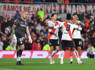 Buenos Aires, Argentina.- En las fotos tomadas el 17 de septiembre del 2023, River Plate se enfrentó al Arsenal de Sarandí, por la cuarta fecha de la Zona B de la Copa de la Liga en el Estadio el Monumental. River Plate derrotó 3-1 a Arsenal, el equipo de Martín Demichelis se impuso con un gol de Nicolás De la Cruz y dos anotaciones de Miguel Borja.