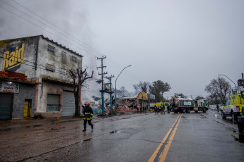 Mar del Plata, Argentina.- En las fotos tomadas el 21 de septiembre del 2023, bomberos y personal de Defensa Civil continúan trabajando luego que un incendio afectara una fábrica de plásticos este miércoles (20) en la ciudad de Mar del Plata, donde ocho dotaciones de bomberos combatieron el fuego sin que se registraran víctimas. Los motivos, tratan de establecerse en ese lugar.