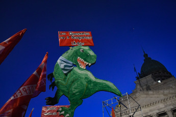 Buenos Aires, Argentina.- En las fotos tomadas el 28 de septiembre del 2023, miles de mujeres, diversidades, activistas independientes y organizaciones marcharon desde Plaza de Mayo hasta el Congreso en defensa del "aborto seguro y gratuito, por la ESI y por vidas dignas", "contra las derechas, el ajuste y el Fondo Monetario Internacional (FMI)", bajo el grito "la libertad es nuestra".