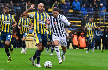 Rosario, Argentina.- En las fotos tomadas el 3 de septiembre del 2023, durante el partido entre Rosario Central y Talleres, de Córdoba en el Gigante de Arroyito, por la tercera fecha de la Zona A de la Copa de la Liga. Rosario Central venció 2 a 0 a Talleres. Los goles fueron convertidos por los volantes ofensivo Jaminton Campaz e Ignacio Malcorra, en el final del primer tiempo.