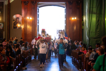 Salta, Argentina.- En las fotos tomadas el 14 de septiembre del 2023, miles de peregrinos, llegados de distintos puntos de Salta y de otras provincias protagonizaron un incesante paso frente a las imágenes del Señor y la Virgen del Milagro, en la catedral basílica de la capital salteña, en el marco de una de las fiestas religiosas más convocantes del país, que culmina este viernes (15), con la tradicional procesión.