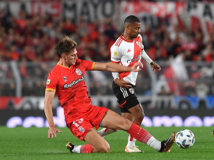 Buenos Aires, Argentina.- En las fotos tomadas el 17 de septiembre del 2023, River Plate se enfrentó al Arsenal de Sarandí, por la cuarta fecha de la Zona B de la Copa de la Liga en el Estadio el Monumental. River Plate derrotó 3-1 a Arsenal, el equipo de Martín Demichelis se impuso con un gol de Nicolás De la Cruz y dos anotaciones de Miguel Borja.