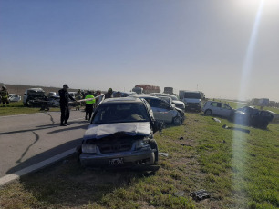 Córdoba, Argentina.- En las fotos tomadas el 11 de septiembre del 2023, muestra un choque múltiple en la ruta provincial 13, entre Villa del Rosario y Luque, en el departamento cordobés de Río Segundo. Dos personas murieron en accidentes ocurridos en la ruta provincial 13, entre las localidades cordobesas de Villa del Rosario y Luque, y sobre la autopista Rosario-Córdoba, donde colisionaron al menos unos 30 vehículos en cadena, y ambos choques fueron provocados por una nube de tierra originada por fuertes vientos que soplaron en esas zonas del país.