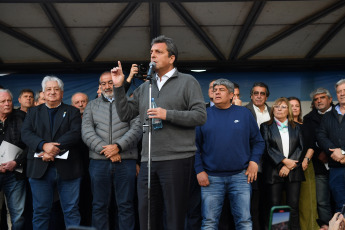 Buenos Aires, Argentina.- En las fotos tomadas el 11 de septiembre del 2023, el ministro de Economía, Sergio Massa (centro), anunció en Plaza de Mayo ante una multitud de trabajadores que a partir del 1 de octubre próximo el nuevo piso del Impuesto a las Ganancias subirá hasta 1.770.000 pesos mensuales, lo que reducirá su impacto en los sueldos y las jubilaciones, todo con ajustes semestrales.