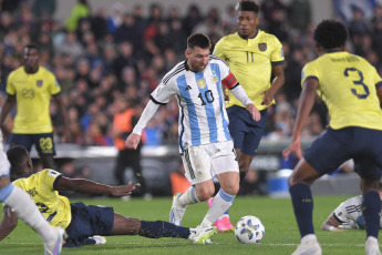 Buenos Aires.- En la foto tomada el 7 de septiembre de 2023, Lionel Messi. Argentina, el campeón mundial liderado por su capitán Lionel Messi, inicia esta noche su camino hacia la defensa del título en el Mundial 2026 de Estados Unidos, México y Canadá, cuando reciba a Ecuador en el estadio Monumental.