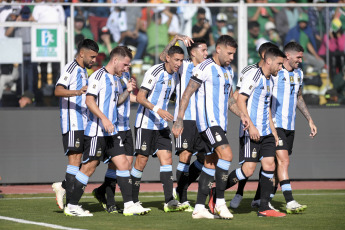 La Paz.- En la foto del 12 de septiembre de 2023, Enzo Fernandez festeja el primer gol del seleccionado argentino, que sin Lionel Messi entre los jugadores disponibles, se enfrenta a su par de Bolivia en el estadio Hernando Siles de La Paz, ubicado a 3.650 metros de altura sobre el nivel del mar, por la segunda fecha de las Eliminatorias sudamericanas para el Mundial 2026.