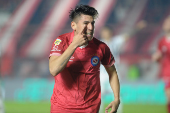 Buenos Aires, Argentina.- En las fotos tomadas el 21 de septiembre del 2023, durante el partido entre Argentinos Juniors y Talleres de Córdoba en el Estadio Diego Armando Maradona por la quinta fecha de la Zona A de la Copa de la Liga. Argentinos logró un importante triunfo ante Talleres, venció 3-1 y se subió a la punta de la Zona A -la comparte con Independiente- de la Copa de la Liga Profesional. El Bicho suma dos victorias consecutivas desde la llegada de Pablo Guede.