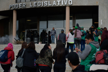 San Luis, Argentina.- En las fotos tomadas el 13 de septiembre del 2023, beneficiarios de planes sociales de San Luis bloquearon accesos y quemaron cubiertas frente a la Legislatura provincial cuando los parlamentarios rechazaron el proyecto que permitía al Ejecutivo local contratarlos como empleados públicos. El proyecto, tenía por objeto incorporar a la administración pública provincial a beneficiarios de planes sociales que prestaban labores en entidad públicas pero no tenían un contrato de trabajo.