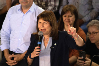 Corrientes, Argentina.- En las fotos tomadas el 18 de septiembre del 2023, la candidata presidencial de Juntos por el Cambio (JxC), Patricia Bullrich (foto), participa de un acto en Corrientes junto al mandatario provincial, Gustavo Valdés, y al gobernador electo de Chaco, Leandro Zdero, como parte de su gira política de cara a los comicios de octubre.