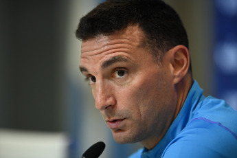 Buenos Aires, Argentina.- En las fotos tomadas el 10 de septiembre del 2023, el director técnico del seleccionado argentino, Lionel Scaloni, brinda una conferencia de prensa. Scaloni, confirmó que el capitán Lionel Messi será parte del plantel que viajará a La Paz para enfrentar a Bolivia el martes, por la segunda fecha de las Eliminatorias Sudamericanas para el Mundial 2026.