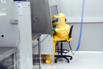 Buenos Aires, Argentina.- En las fotos tomadas el 18 de septiembre del 2023, durante la inaguración de un laboratorio de bioseguridad de Nivel 4, el primero y único de América Latina que permitirá trabajar con agentes patógenos extremadamente peligrosos y altamente contagiosos construido con una inversión de 442 millones de pesos.