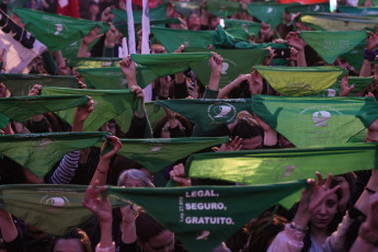 Buenos Aires, Argentina.- En las fotos tomadas el 28 de septiembre del 2023, miles de mujeres, diversidades, activistas independientes y organizaciones marcharon desde Plaza de Mayo hasta el Congreso en defensa del "aborto seguro y gratuito, por la ESI y por vidas dignas", "contra las derechas, el ajuste y el Fondo Monetario Internacional (FMI)", bajo el grito "la libertad es nuestra".