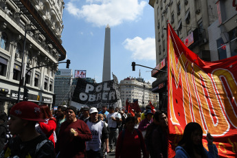 Buenos Aires, Argentina.- En las fotos tomadas el 27 de septiembre del 2023, militantes de la agrupación Libres del Sur y las organizaciones sociales nucleadas en el bloque de Unidad Piquetera se manifestaron en el Ministerio de Trabajo, en reclamo de un aumento del salario mínimo, al considerar que se encuentra "debajo del nivel de indigencia" y que su incremento "es una responsabilidad directa del Gobierno".