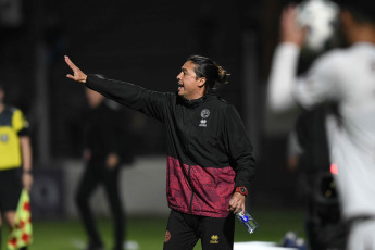 Buenos Aires, Argentina.- En las fotos tomadas el 14 de septiembre del 2023, durante el partido entre Platense y Lanús en un partido válido por la cuarta fecha de la Zona B de la Copa de la Liga en el Estadio Ciudad de Vicente López. Platense revirtió el resultado ante Lanús, ganó 2-1 y comenzó arriba por el gol del Loco Díaz. Sin embargo, en el segundo tiempo, el Calamar dio vuelta el partido por los goles de Vázquez y Ocampo. Así, cosechó su primera victoria en la Copa de la Liga.